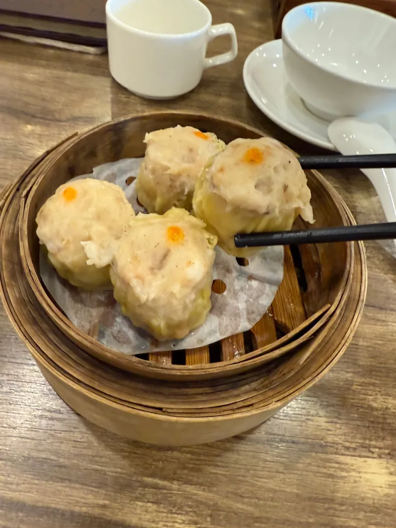 딤섬 생각날 땐? Baoz Dimsum🥟 | 딤섬이 생각나서 지인에게 물어봤더니 5군 Baoz Dimsum 을 추천해줘서 다녀왔습니다. 
점심 시간이 조금 지난 시간 이였는데도 사람이 많았고 5층 전 층이 Baoz Dimsum 이라 놀랐습니다.  

메뉴 종류도 많고 가격도 괜찮아서 베트남식 한식이 좀 질릴 때 딱 좋을 것 같아요. 
음식 나오는 ... | 6ixgo