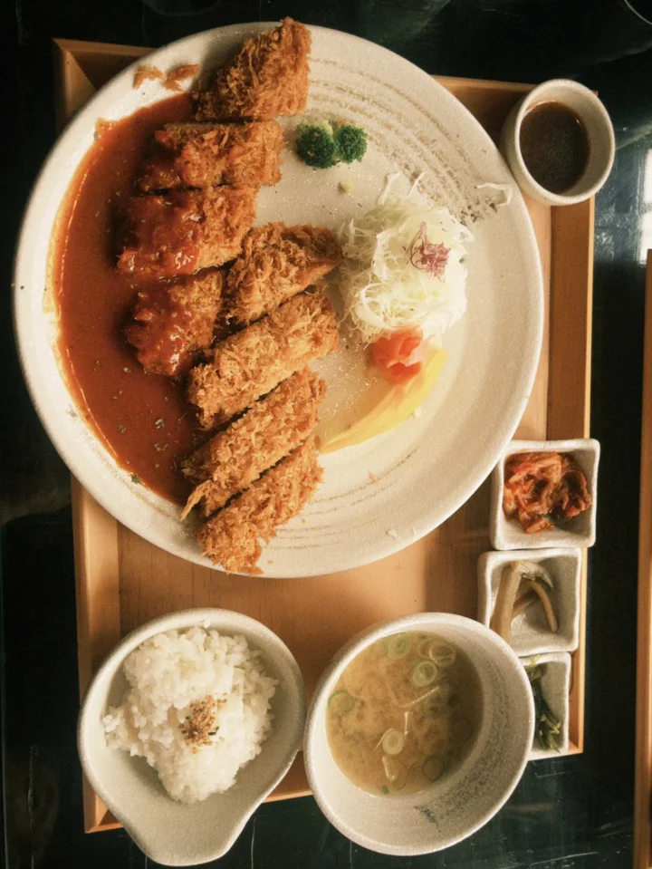 오늘 동료들이랑 The Sun Avenue에 있는 Katsuya 지점에서 점심을 먹었어요~
일본식 돈까스 전문점인데 제 입맛에도 잘 맞았어요!

근데 양이 꽤 많아서 다 먹느라 조금 힘들었지만 그래도 맛있게 잘 먹었습니다 😅
다음엔 다른 메뉴도 먹어보고 싶어요!!!

#카츠야 #호치민일식 #일식맛집 #돈까스맛집 #베트남맛집 #일본음식 | 이서현