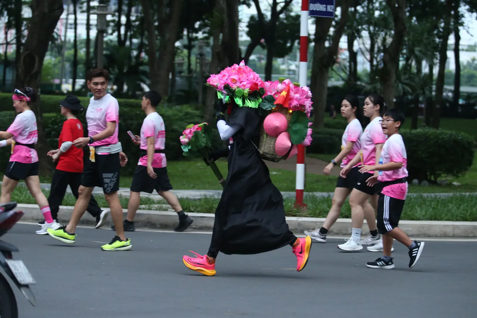 마라톤 달리기 사진 찍기
필수 장비: 다초점 망원 렌즈와 결합된 빠른 셔터 속도와 빠른 초점 기능을 갖춘 카메라.
사진가는 아름다운 순간을 포착하기 위해 달리는 중에 일어날 상황을 빠르고 빠르게 파악해야 합니다.

Taking photos of running marathon
Necessary equipment: camera with fast shu ... | lamhieuthuanstudio