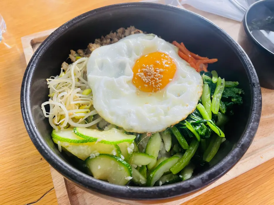 가성비 최고! K-Mart 비빔밥 추천 | K-Mart 푸드코트에서 만난 가성비 끝판왕, 비빔밥!
가격은 단 75,000동인데, 재료부터 맛까지 완벽해요. 😋

다양한 메뉴가 있지만, 특히 비빔밥 좋아하시는 분들에게 강추!
신선한 재료와 깔끔한 맛은 물론이고, 가격까지 착해서 먹고 나면 더 기분 좋아지는 곳이에요.

푸드코트가 있는 K-Mart  ... | 6ixgo