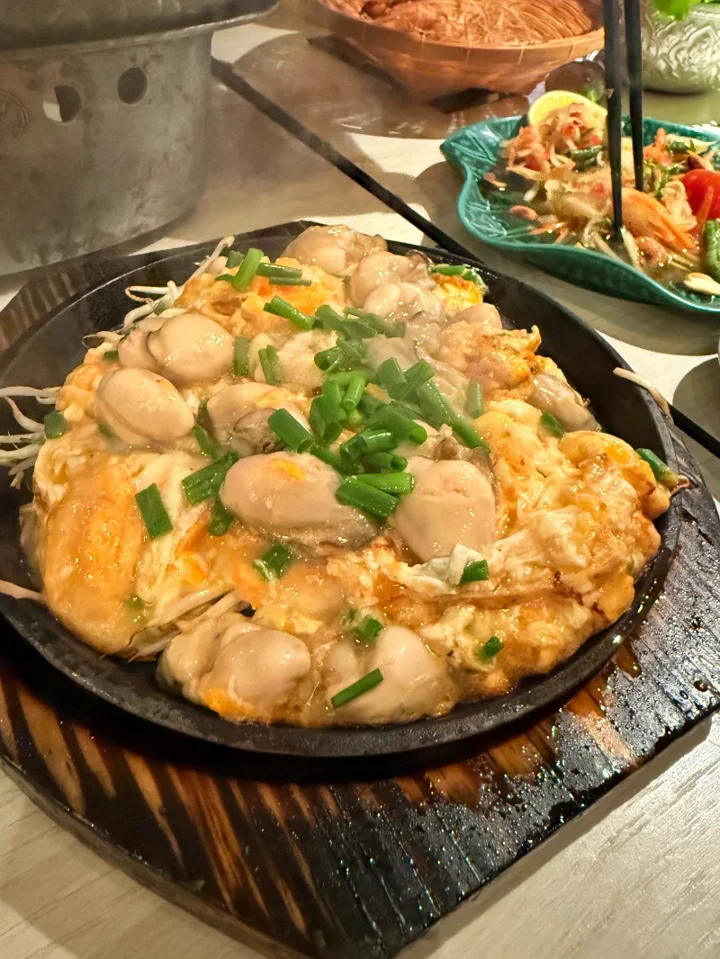 Som Tum Thai - Estella
오랜만에 태국 여행 땡기게 하는 타이식당 🇹🇭

예전엔 가끔 찾아 먹던 타이 음식이, 동남아 살다 보니 오히려 관심 밖이었는데…
여기 덕분에 오랜만에 맛있게 점심 즐겼네요 😋😋 

호치민에서 팟타이 생각날 때 딱 좋은 곳!

#SomTumThai #호치민타이식당 #호치민팟타이맛집 | HyunSoo