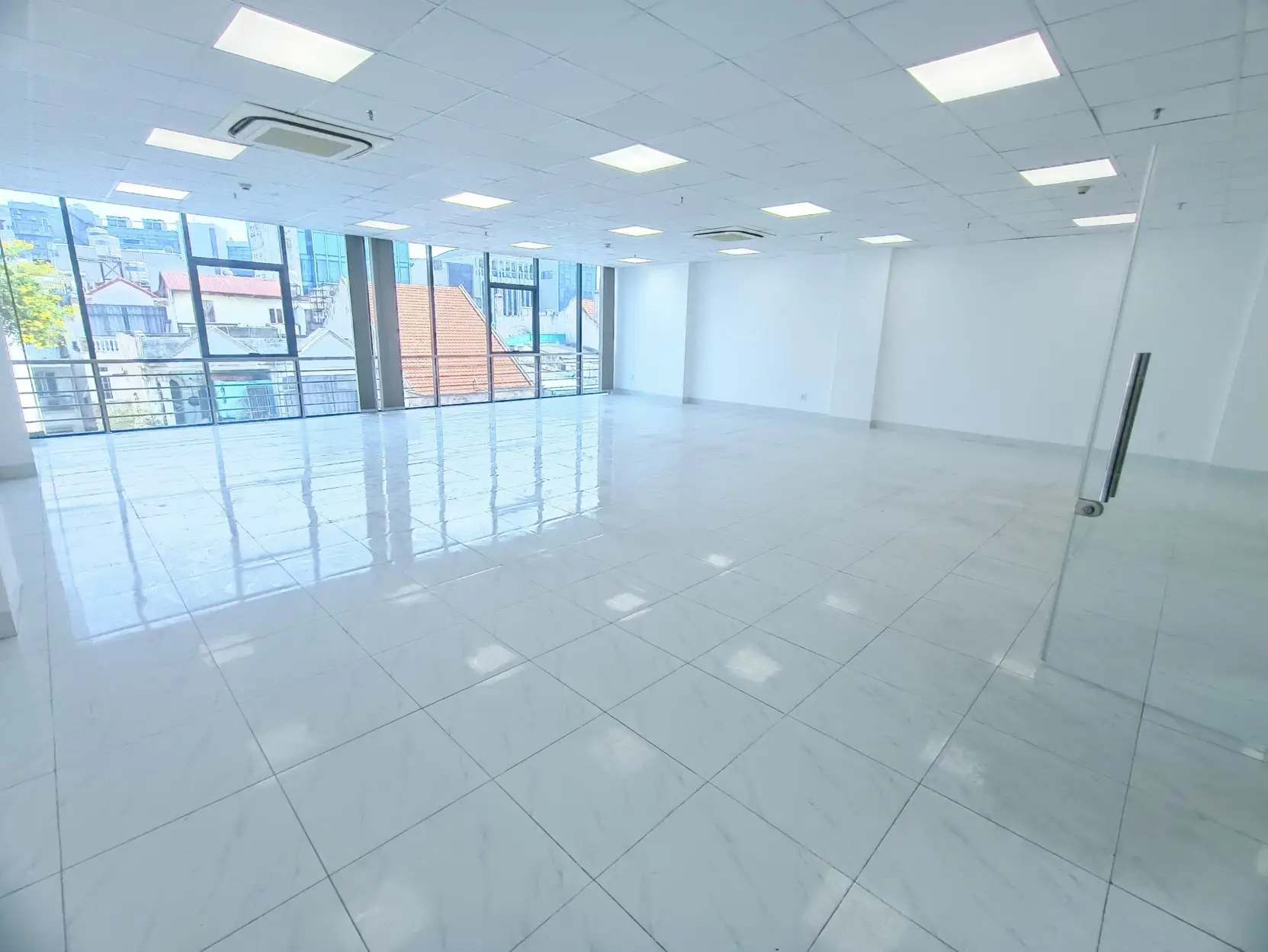 Office for rent 105m2 in Tan Son Nhat airport area - Best price in the area
