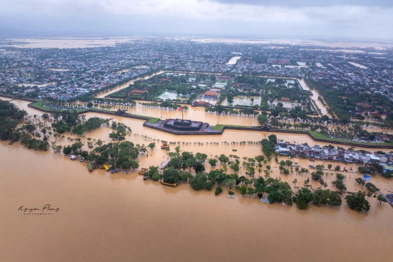 요즘 후에 (Hue) 상황이 너무 안타까워요...
비가 계속 내리고 홍수도 심해져서 전기와 수도가 끊겼다고 해요.
중부 지역, 특히 후에에 계신 모든 분들이 이번 어려운 시기를 잘 이겨내시길 진심으로 바랍니다... 😢

#후에 #중부지역 #폭우주의 #자연재해 | 이서현