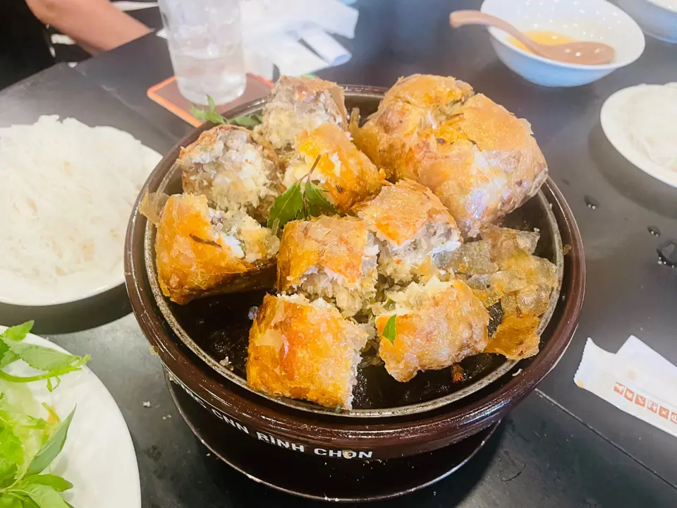 한국에서 손님이 오시면 꼭 한 번은 분짜를 먹으러 가게 되는데요, 
이번에도 어김없이 유명한 꽌넴에 다녀왔습니다. 🍴✨

맛은 역시나 기대를 저버리지 않아요. 
하지만 요즘은 너무 유명해져서 사람이 많고, 대기 시간도 꽤 길더라고요. 😅

호치민에서 분짜 맛집으로는 1군의 꽌넴과 7군의 분짜하노이가 자주 언급되는데요, 
혹시 또 다른 추천할 만 ... | 6ixgo