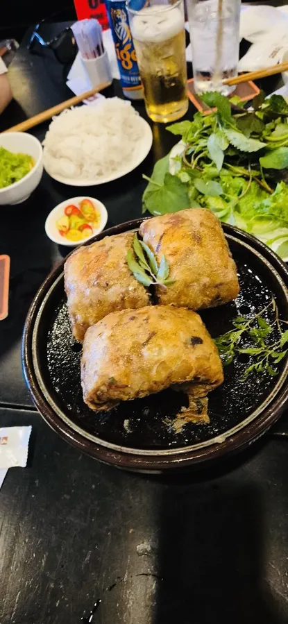 한국에서 손님이 오시면 꼭 한 번은 분짜를 먹으러 가게 되는데요, 
이번에도 어김없이 유명한 꽌넴에 다녀왔습니다. 🍴✨

맛은 역시나 기대를 저버리지 않아요. 
하지만 요즘은 너무 유명해져서 사람이 많고, 대기 시간도 꽤 길더라고요. 😅

호치민에서 분짜 맛집으로는 1군의 꽌넴과 7군의 분짜하노이가 자주 언급되는데요, 
혹시 또 다른 추천할 만 ... | 6ixgo