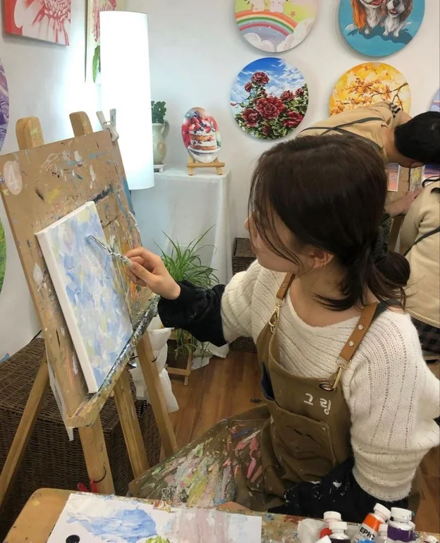 🎨 TheWorkshopRoom에서 보낸 힐링 드로잉 클래스의 오후

지난 주말, TheWorkshopRoom에서 진행된 드로잉 워크숍에 다녀왔어요. 정말 오랜만에 마음이 편안해지고 재충전되는 시간이었어요.
그림을 잘 못 그려도 전혀 상관없고, 그저 새로운 걸 가볍게 시도해보고 싶은 마음이면 충분해요!

🌿 공간은 아늑하고 분위기 자체가 너무  ... | Eunhye