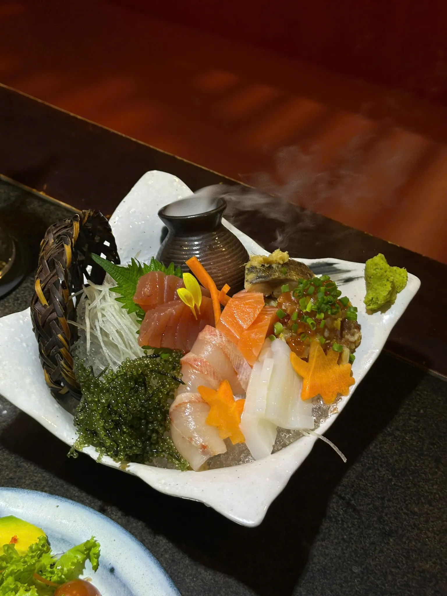 에비스 우동 & 스시 – 한 점의 신선함으로 만나는 일본의 맛

사이공 2군 구의 분주한 거리 속,
소박하지만 정갈한 일본의 감성을 품은 곳,
Ebisu Udon & Sushi.

문을 열면 은은한 조명과 따뜻한 목재 향,
정리된 스시 바가 가장 먼저 반겨줘요.
혼자 와도 편하고, 데이트나 가벼운 모임에도 잘 어울리는 아늑한 분위기.

이곳의 시그 ... | KimNgan184