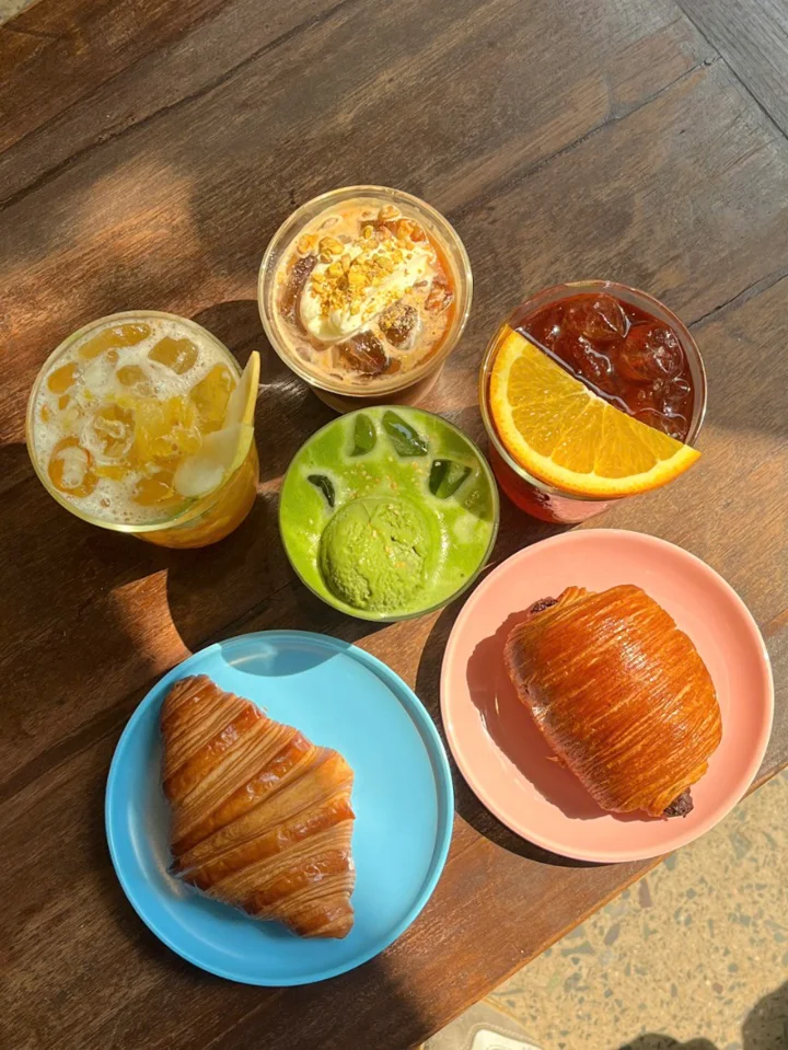 🌳호치민 2군에서 진짜 숲속에 있는 듯한 카페를 다녀왔어요. 이름은 Coffee Tree Roaster.
들어가자마자 나무랑 초록 식물들이 가득해서 공기가 확 달라지는 느낌… 도심 속인데도 되게 시원하고 여유롭더라구요☕✨

아침에 마시는 드립커피가 진짜 최고였어요. 향이 깊고 깔끔해서 “아… 이래서 다들 스페셜티 찾는구나 싶더라구요.”
라떼도 거 ... | 이서현