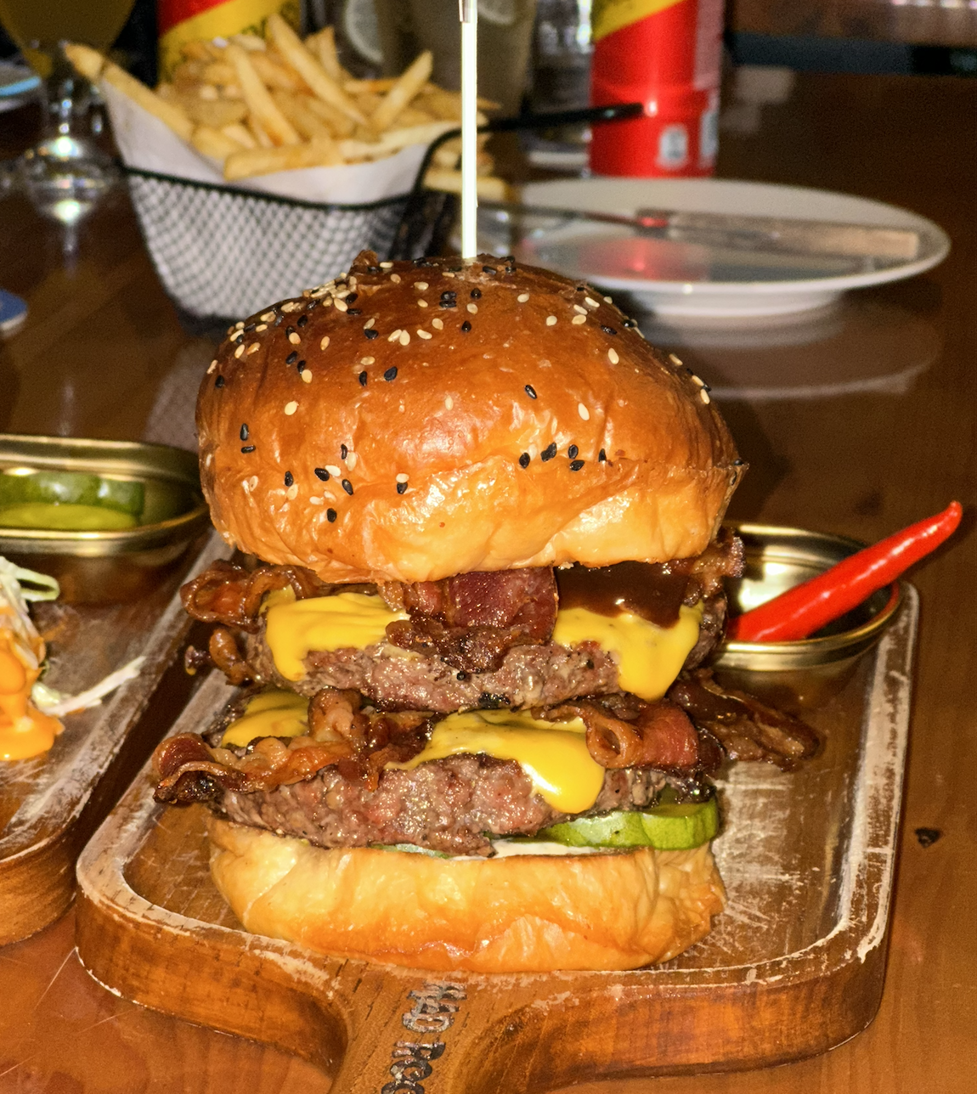 Bạn bè đã giới thiệu Mad Roosta cho tôi, nghe nói đây là quán burger kiểu Hàn Quốc đang hot ở Quận 1, nên tôi đã ghé thăm ngay!
Trước tiên, chất lượng món ăn thật sự rất tốt khiến tôi bất ngờ. G ... | Nguyenng