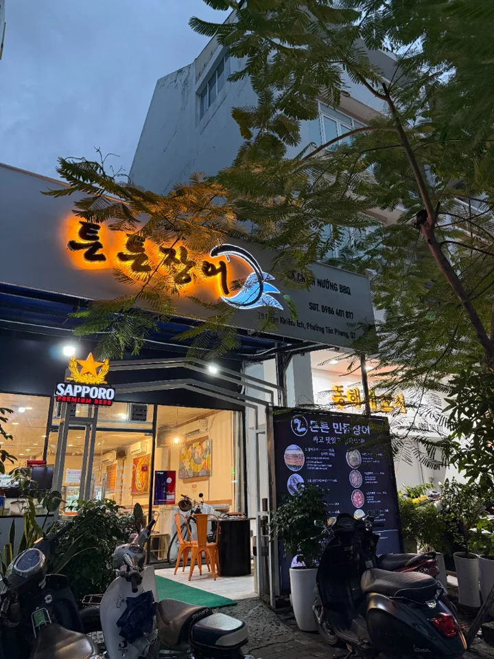 푸미흥 튼튼장어

평소엔 길 건너 정숯불장어를 갔는데,
요즘은 그 거리도 괜히 멀게 느껴져서 이번에는 튼튼장어로 가봤습니다.

장어 때깔 좋고 맛 괜찮았고, 직원분들이 알아서 구워줘서 편하게 먹었습니다.
가게도 깔끔해서 지인들이랑 장어 한 점에 한 잔하기 좋습니다.

생각날 때 한 번쯤 들를 만한 곳이에요.

#호치민장어 #호치민민물장어 #튼튼장어 | NomadT