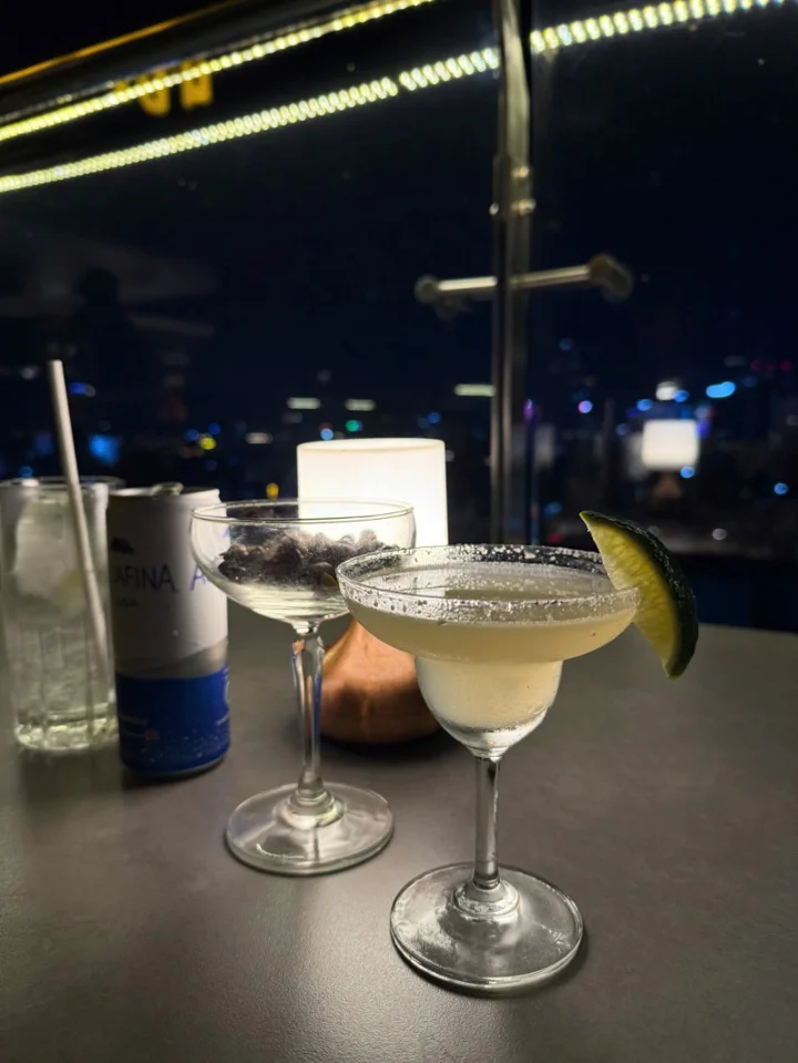 호치민을 좋아하는 이유 중 하나, skybar

H'up skybar, 조용하고 뷰도 좋아서 정말 만족

사장님께서 Fireworks 때 오면 최고라며,
하루 전 예약만 하면 된다고 직접 연락처를 건네주셨어요.

다음 Fireworks 땐, 여기서 즐겨봐야겠습니다 ^^

호치민스카이바 #Fireworks명당 #H'upskybar #skybar | Minxxy