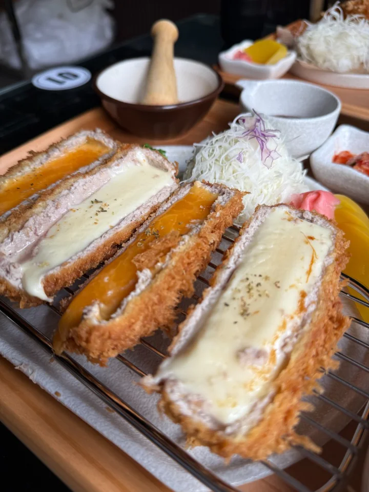 Sun Avenue 돈까스 전문점 Katsuya 오픈! | 예전 세븐일레븐이 있던 자리에
오랜 기간 비어있던 공간에 드디어 새로운 매장이 들어왔네요.

돈까스 전문점이라 바로 치즈카츠로 주문해봤는데
튀김 바삭하고 치즈 식감도 좋아서 맛있게 먹었습니다.

같이 간 친구는 까르보나라를 주문했는데 괜찮다고 하네요.
다음에는 다른 메뉴들도 하나씩 시도해볼 ... | 사이공도미닉