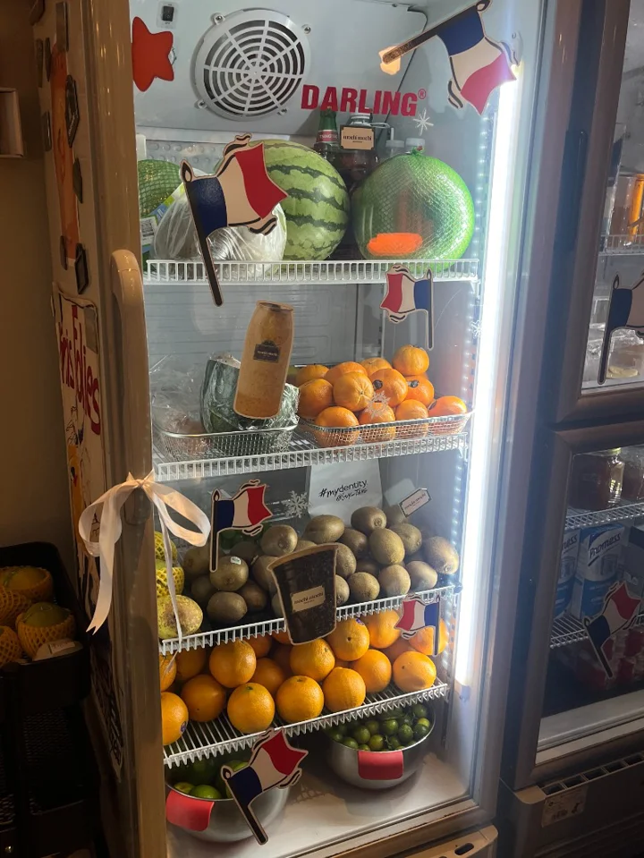 오늘은 날씨가 선선해서 오랜만에 1군의 오래된 아파트 안에 있는 카페에 들렀어요☕️
아파트 안에 있어서 그런지 정말 조용하고 분위기가 너무 편안했어요✨
직원분들도 너무 친절하시고, 메뉴가 다른 카페랑 좀 달라서 하나하나 친절하게 추천도 해주셨어요!

제가 특히 마음에 들었던 건 과일차🍑🍋
모두 생과일로 직접 우려내고 설탕을 전혀 넣지 않아요.  ... | 이서현