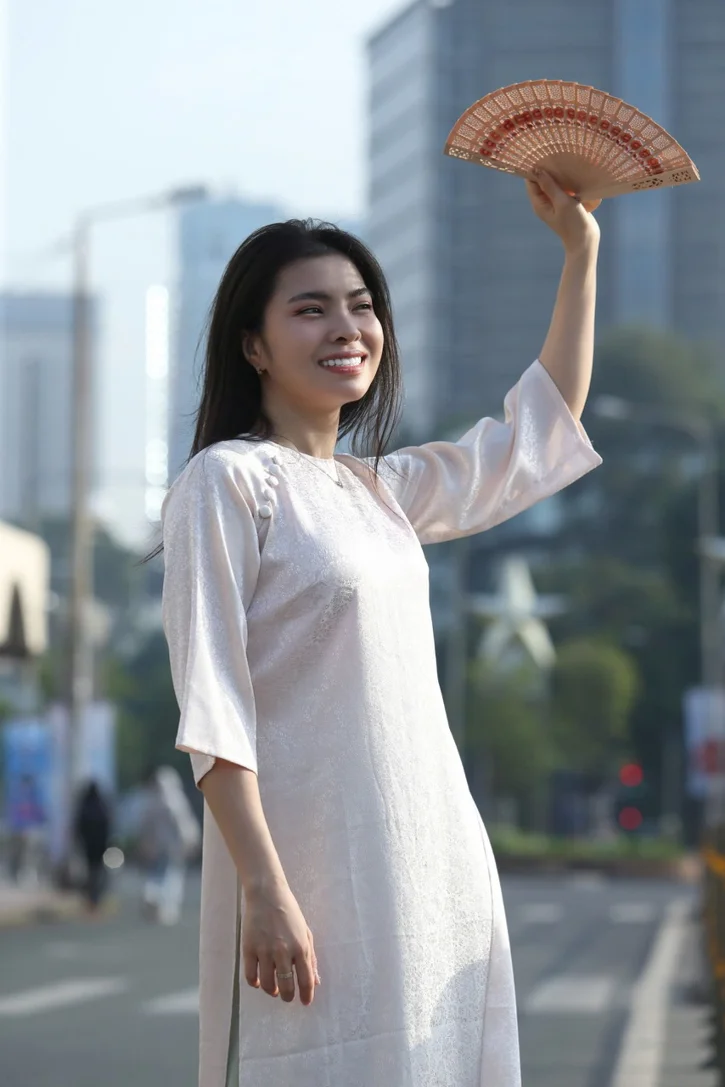 아름다운 베트남의 전통을 아오자이와 함께 기념하세요. 특별한 추억을 남길 준비가 되셨나요?

✨ "아오자이(Ao Dai)"는 베트남의 전통을 대표하는 우아한 의상입니다. 여러분의 특별한 순간을 가장 아름답게 담아드리겠습니다. 지금 예약하세요! 📸❤️

Honoring the beauty of Vietnam through every flow of  ... | lamhieuthuanstudio