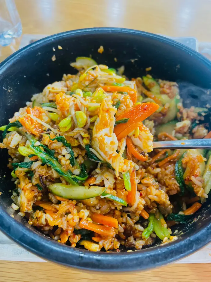 가성비 최고! K-Mart 비빔밥 추천 | K-Mart 푸드코트에서 만난 가성비 끝판왕, 비빔밥!
가격은 단 75,000동인데, 재료부터 맛까지 완벽해요. 😋

다양한 메뉴가 있지만, 특히 비빔밥 좋아하시는 분들에게 강추!
신선한 재료와 깔끔한 맛은 물론이고, 가격까지 착해서 먹고 나면 더 기분 좋아지는 곳이에요.

푸드코트가 있는 K-Mart  ... | 6ixgo