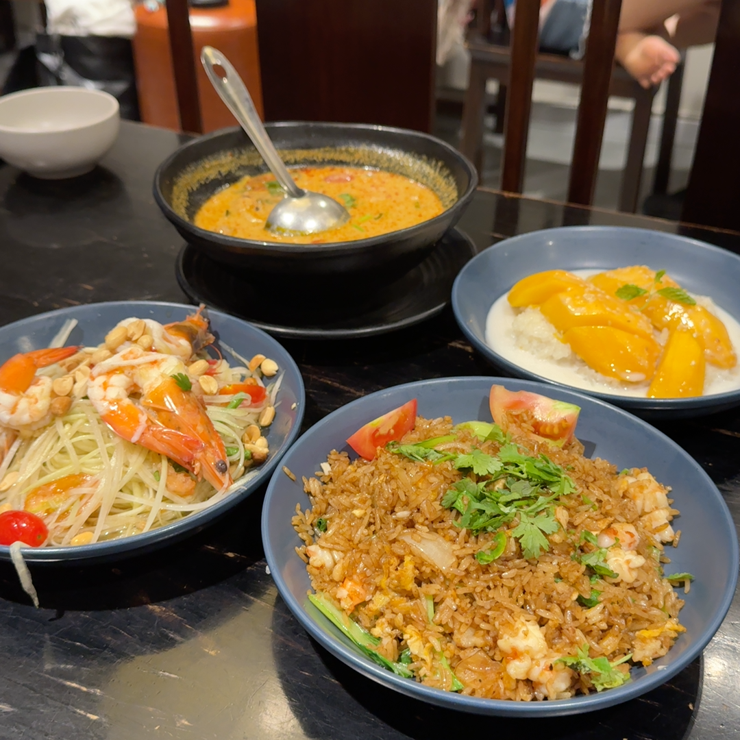 바쁜 일상 속에서도 이렇게 맛있는 음식과 좋은 사람들과의 시간은 진짜 큰 행복인 것 같아요. 오늘도 에너지 충전 완료!
^^ #태국음식 | Eunhye