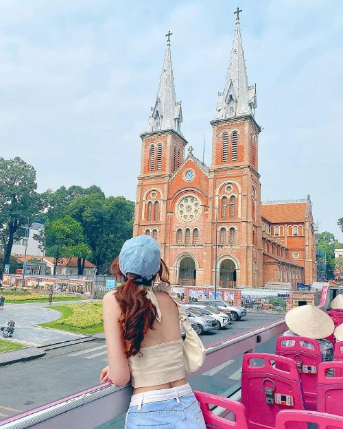 TOUR DISCOVERING HO CHI MINH CITY FREELY WITH GUIDE VIVIAN