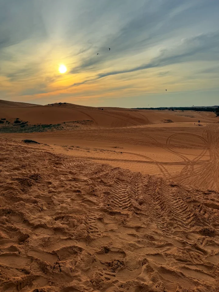 무이네 사막 짚차 투어를 다녀왔어요.🔥🔥

‘사막 투어’라는 이름 때문에 기대가 컸는데, 생각보다 조금은 아쉬운 부분도 있었습니다.
레드샌듄과 화이트샌듄 중, 화이트샌듄이 모래언덕까지 올라갈 수 있어서 더 좋았어요.

화이트샌듄에서는 ATV(사륜 오토바이)를 체험할 수 있는데, 직접 운전하면 금액이 더 올라가더라구요.
초보가 운전하기에는 코스가 ... | Bubbleluv