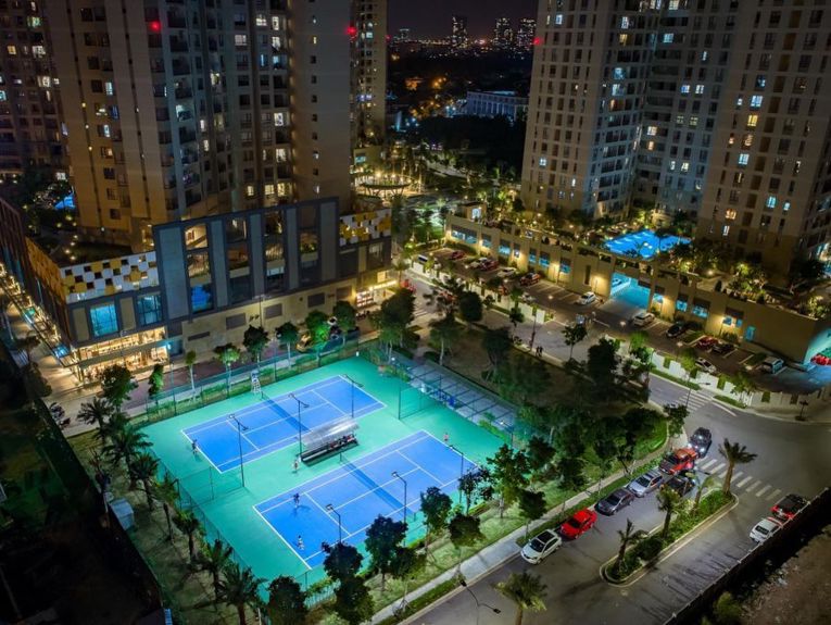 Private tennis lessons on request, multiple levels on international standard courts