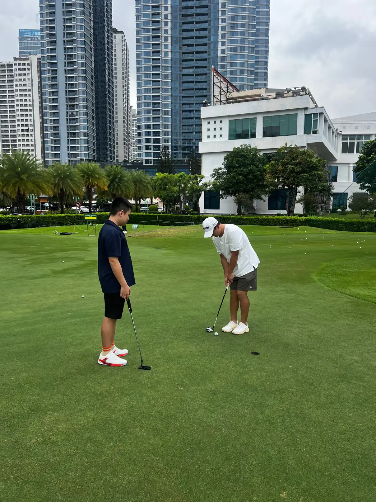 오늘도 즐거운 호치민 라이프입니다^^

투득에서 대회가 있다고 하네요. 경기위원으로 협조를 구해서 참가합니다~ 

참가하시느분들 모두 즐겁고 안전한 경기를 위해 미약하지만 도움이 되길바라는 마음이에요~ 

베트남 한인 모두 화이팅^^ | LIMPRO