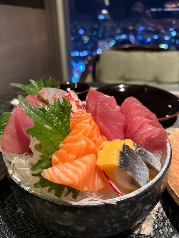 Towa - Japanese Cuisine

맛은 솔직히 평범했지만, 분위기로 모든 걸 커버한 Towa.
뷔페 메뉴라서 뭐 먹을지 고민할 필요도 없이 막 시킬 수 있어서 마음 편했습니다. 

앉고 보니 창가 자리는 전부 여성분들.
맞은편 남성분들은 전부 사진기사 모드 😂😂

데이트 장소로 오신다면, 센스 있게 창가 자리는 여성분께 양보하는 걸  ... | HyunSoo