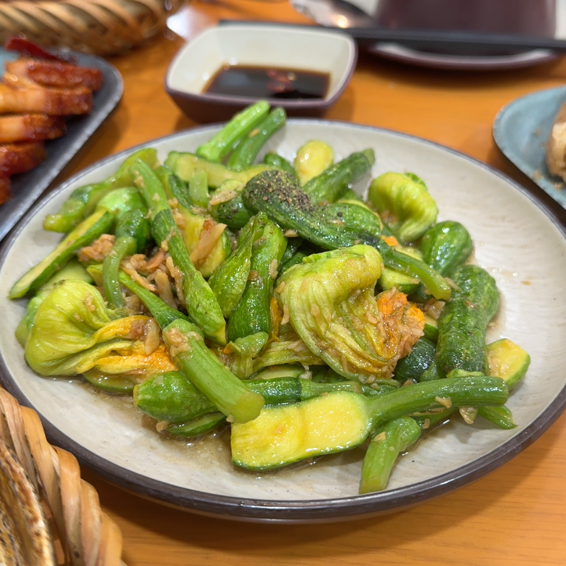 🍲 Thiên Lý 뚝배기밥 (Cơm Niêu Thiên Lý) – 투득 Tạ Hiện 거리

혹시 투득에 있는 Tạ Hiện 거리에 Thiên Lý 뚝배기밥 아시나요?
지나가다가 우연히 들어갔는데, 첫인상부터 “여긴 뭔가 제대로다~” 싶었답니다.

제가 제일 먼저 시킨 건 당연히 뚝배기 밥!
바삭한 누룽지는 고소하고, 안쪽 밥은 따끈따끈하면서도 ... | 이서현