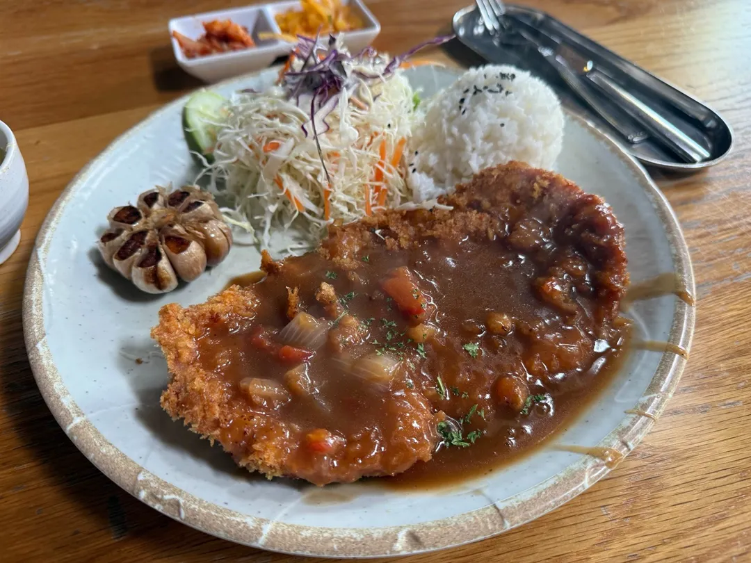 별거 아닌데 가끔 생각나는 맛이 있다.
어릴 때 먹었던, 큼직한 접시에 소스 듬뿍 뿌려 나오는 옛날 돈까스 같은 거.

그 생각이 나서 푸미흥 작품82 다녀옴.
한 입 먹자마자 ‘아 이거지’ 싶었다.

괜히 기분 좋아지는 날.

#작품82 #옛날돈까스 | Minxxy