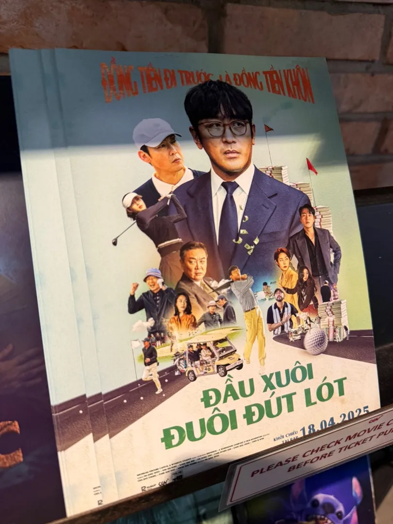 영화 로비 보고 옴.
네이버 평점이 낮길래 살짝 걱정했는데
예전에 하정우 감독 롤러코스터를 너무 재밌게 봤어서 기대했거든.

근데… 음… 기대가 컸나,
확실히 아쉬운 건 사실. 😅

그래도 이렇게 호치민에서 한국 영화 볼 수 있다는 것만으로도 감사.
CGV 고마워요 🙏
그리고… ‘야당’도 좀 개봉해줘요 제발.

#호치민CGV  #로비후기 | SpicyBrown