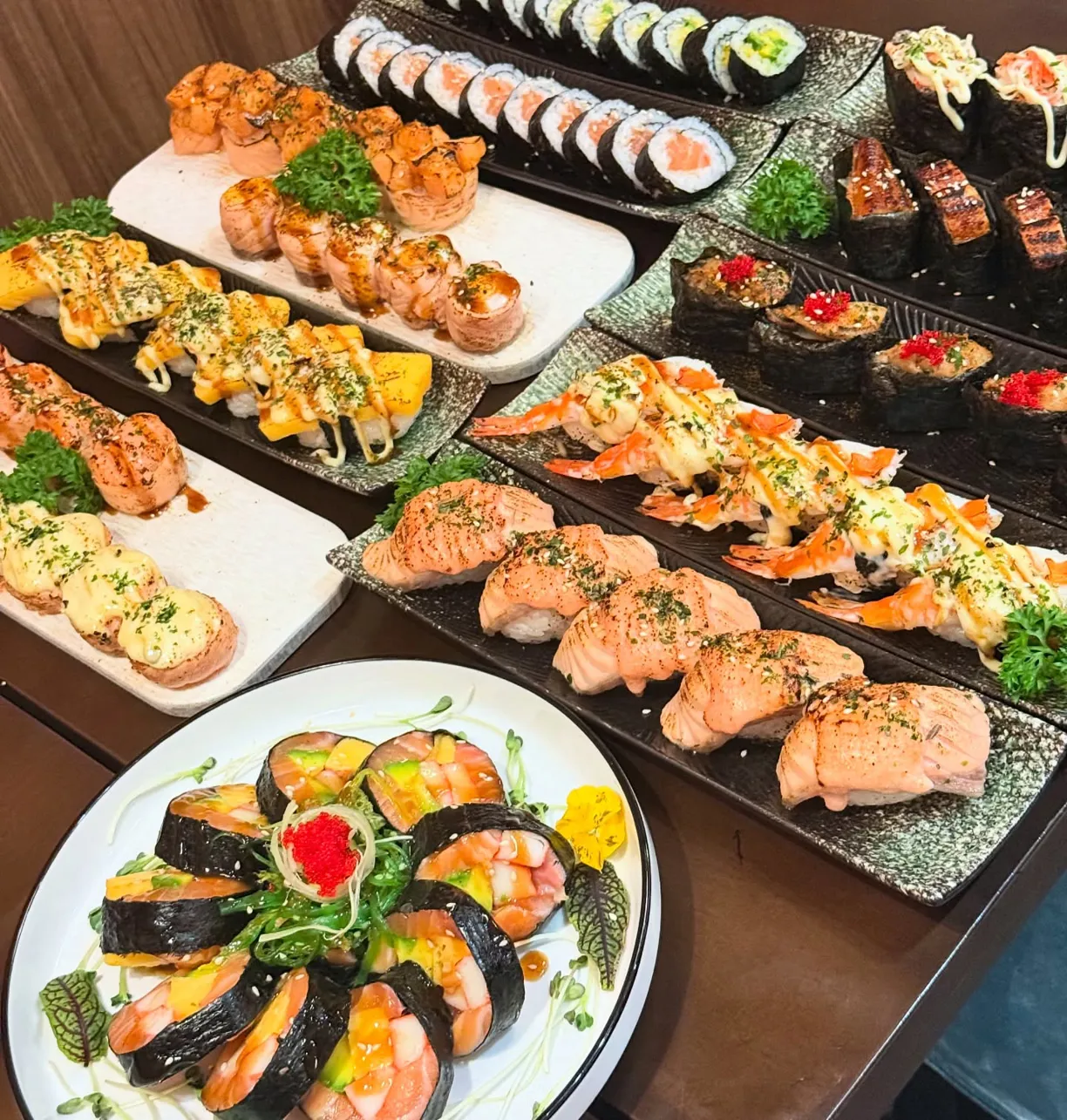 Tròn's kitchen - all