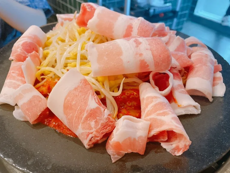[호치민2군 타오디엔 맛집] 쭈꾸미 언니 (chili octopus sister) 위치/메뉴/영업시간 | 오늘은  쭈꾸미 맛집을 소개한다~~
한국에서 천호 쭈꾸미 골목 좀 다녀 본 나!
호치민에서 다양한 한식이 있다만 집 가깝고 트렌디한 곳을 찾아서 방문했다.
마스테리 타오디엔과 마스테리 안푸 사이 골목길에 위치하였다.
매장은 다소 아담하여 손님이 ... | Yerinn