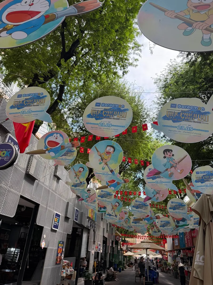 호치민 하이바쯩(Hai Ba Trung) 책방 거리 다녀왔어요.
사람이 많을 줄 알았는데, 의외로 한산하고 조용한 분위기.
여행객보다는 현지인들만 오가는 느낌이었어요.

곳곳에 도라에몽 장식이 잔뜩 있던데,
혹시 무슨 날인가요? 아시는 분 댓글로 좀 알려주세요 :)

#호치민책방거리 #하이바쯩거리 #도라에몽 #호치민일상 | Minxxy