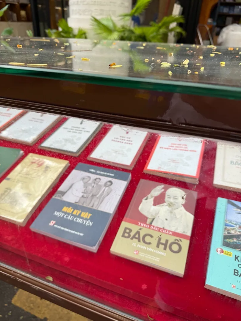 호치민 하이바쯩(Hai Ba Trung) 책방 거리 다녀왔어요.
사람이 많을 줄 알았는데, 의외로 한산하고 조용한 분위기.
여행객보다는 현지인들만 오가는 느낌이었어요.

곳곳에 도라에몽 장식이 잔뜩 있던데,
혹시 무슨 날인가요? 아시는 분 댓글로 좀 알려주세요 :)

#호치민책방거리 #하이바쯩거리 #도라에몽 #호치민일상 | Minxxy