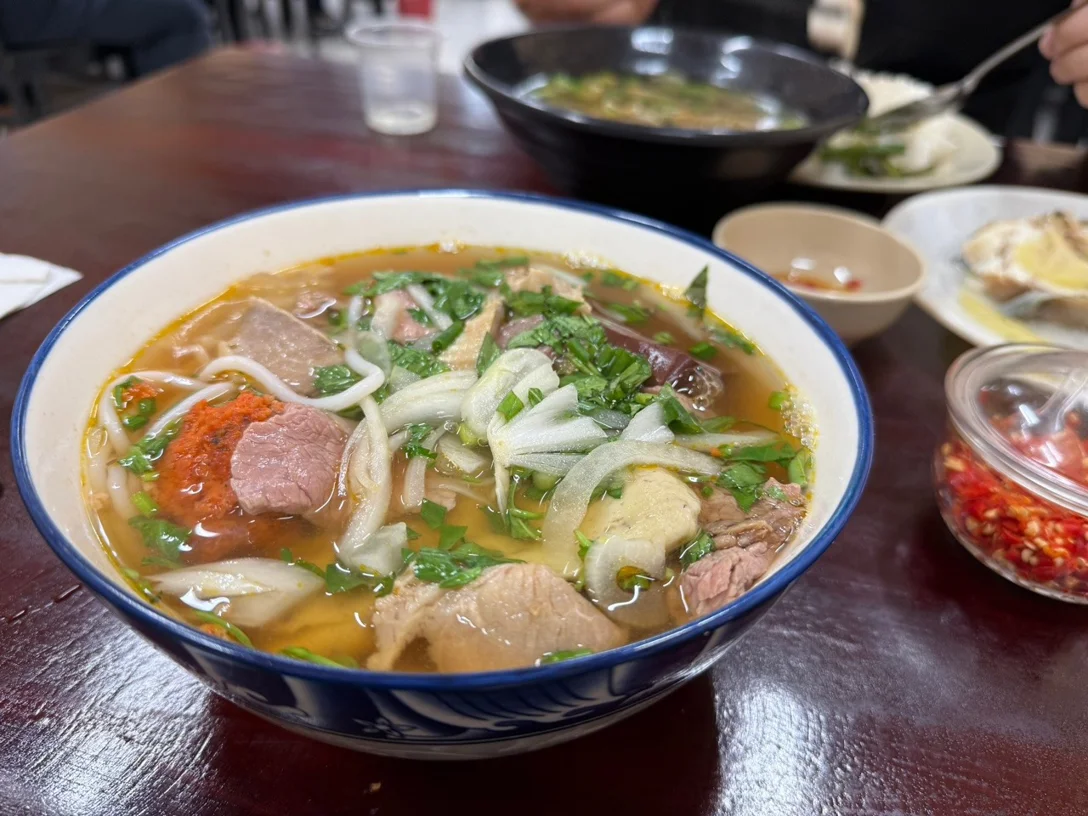 오늘은 Phở 대신 Bún Bò.
국물부터 확실히 다른 매력.
가끔은 이렇게 바꿔서🍜

#분보 #호치민한끼 #베트남국수 #Bún Bò | PhoPPA