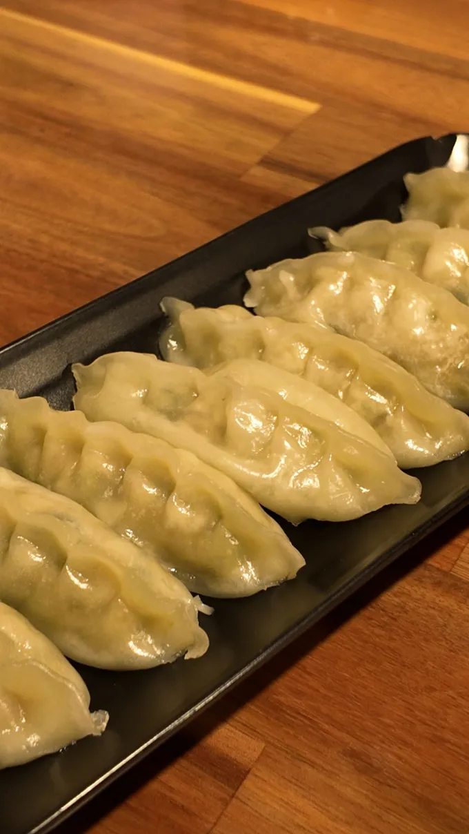 Lần đầu tiên mình được ăn gà hầm mềm đến mức chạm nhẹ là tan ngay trong miệng 🤤
Quán tên là An Yang, nằm ở Thảo Điền nha mọi người!

Mình và bạn đã gọi một phần mì sợi thịt gà và soup gà hầm. Ph ... | Thu_Phan