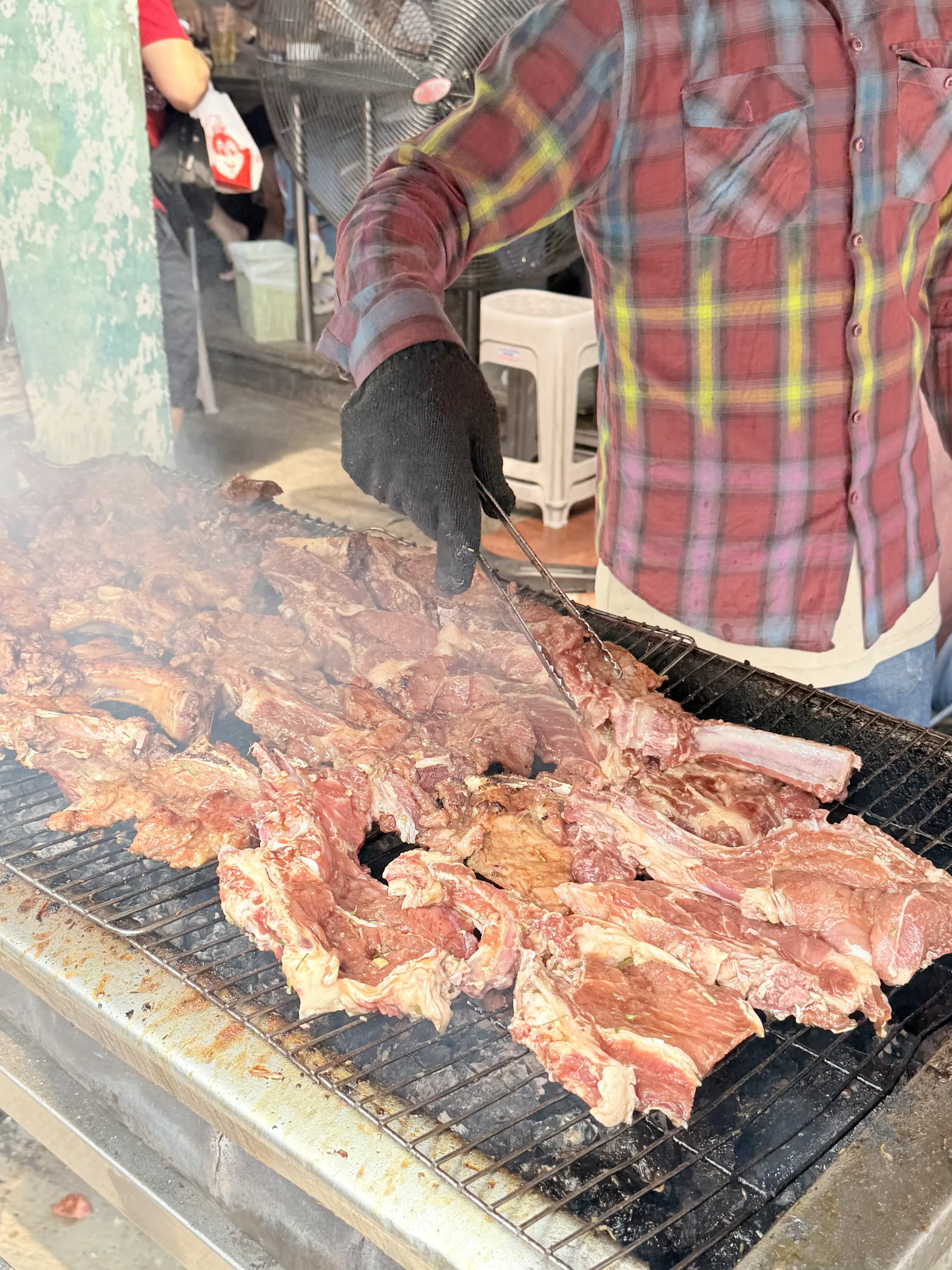 껌 땀 맛집으로 워낙 유명한 응우엔 반 꾸.
평이 은근 갈려서 미뤄두다가, 
오늘은 오랜만에 돼지갈비가 생각나서 점심 겸 다녀왔습니다.

입구에서부터 바로 느껴지는 불향 + 비주얼 조합이 먼저 시선을 확 끌고,
맛은 확실히 일반 로컬 집보다는 한국 사람 입맛에 딱 맞게 양념이 잘 베어 있는 스타일

다만 리뷰처럼 가격대는 살짝 높은 편.
계란 추가 ... | 사이공도미닉