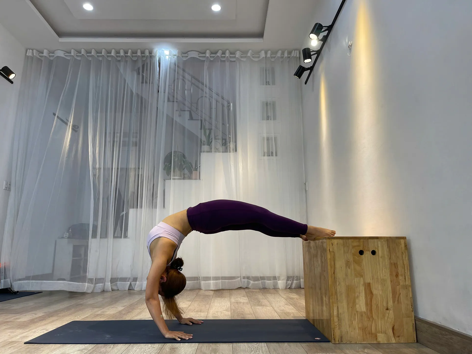 WITH A YOGA EXPERT WITH 10 YEARS OF EXPERIENCE IN EFFECTIVELY AND SAFELY CARING FOR YOUR BODY - 2