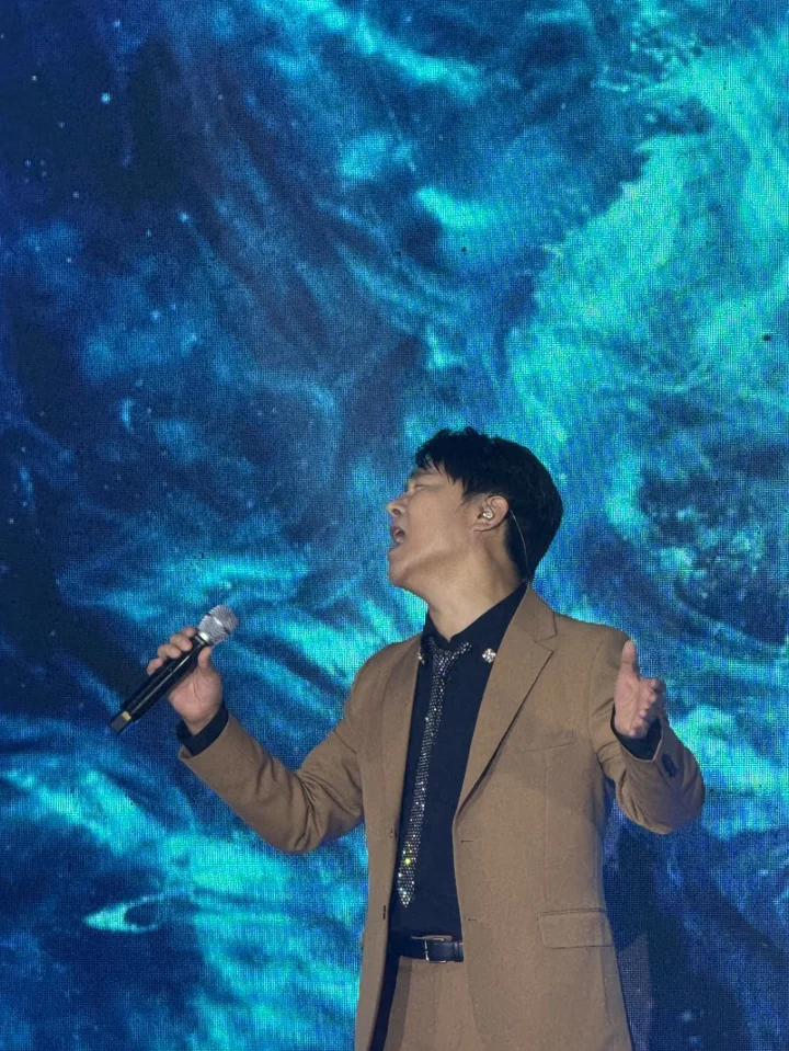 임창정 30주년 콘서트가 호짬에서 열린다는 소식을 듣고,
지인분 덕분에 좋은 자리로 다녀왔습니다!

객석 분위기부터 무대 연출까지 모든 게 기대 이상이었고
자리도 워낙 좋아서 공연을 가까이에서 생생하게 즐길 수 있었어요.
(정**이사님 감사합니다!!)

임창정님 특유의 유머러스한 말투와 센스 있는 진행,
그리고 역시나 압도적인 가창력까지…
라이브로 ... | 사이공도미닉