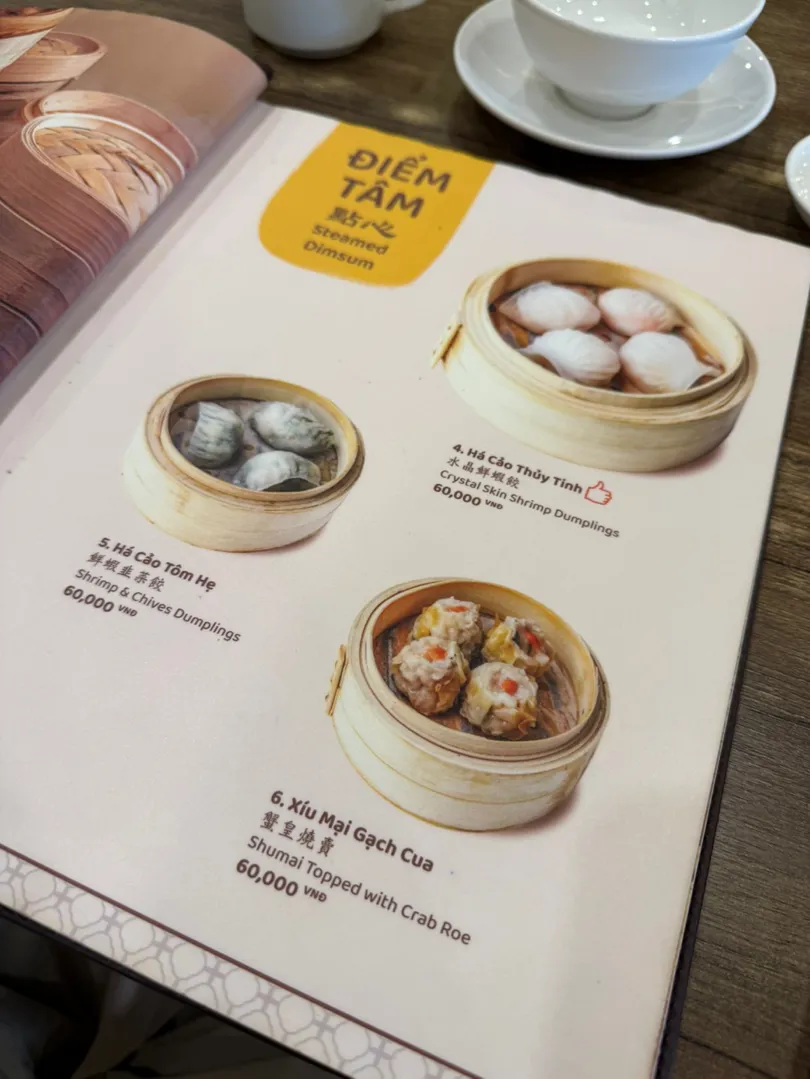딤섬 생각날 땐? Baoz Dimsum🥟 | 딤섬이 생각나서 지인에게 물어봤더니 5군 Baoz Dimsum 을 추천해줘서 다녀왔습니다. 
점심 시간이 조금 지난 시간 이였는데도 사람이 많았고 5층 전 층이 Baoz Dimsum 이라 놀랐습니다.  

메뉴 종류도 많고 가격도 괜찮아서 베트남식 한식이 좀 질릴 때 딱 좋을 것 같아요. 
음식 나오는 ... | 6ixgo