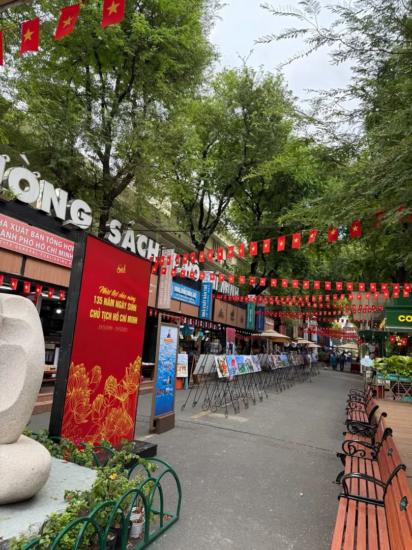 호치민 하이바쯩(Hai Ba Trung) 책방 거리 다녀왔어요.
사람이 많을 줄 알았는데, 의외로 한산하고 조용한 분위기.
여행객보다는 현지인들만 오가는 느낌이었어요.

곳곳에 도라에몽 장식이 잔뜩 있던데,
혹시 무슨 날인가요? 아시는 분 댓글로 좀 알려주세요 :)

#호치민책방거리 #하이바쯩거리 #도라에몽 #호치민일상 | Minxxy