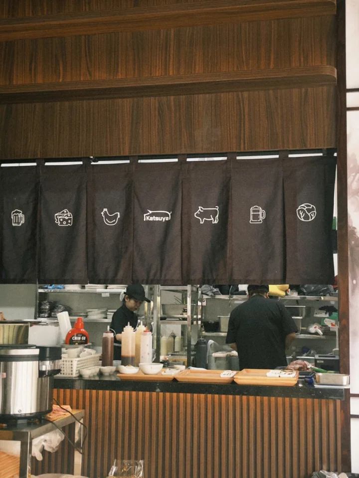 오늘 동료들이랑 The Sun Avenue에 있는 Katsuya 지점에서 점심을 먹었어요~
일본식 돈까스 전문점인데 제 입맛에도 잘 맞았어요!

근데 양이 꽤 많아서 다 먹느라 조금 힘들었지만 그래도 맛있게 잘 먹었습니다 😅
다음엔 다른 메뉴도 먹어보고 싶어요!!!

#카츠야 #호치민일식 #일식맛집 #돈까스맛집 #베트남맛집 #일본음식 | 이서현