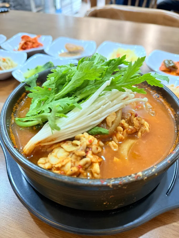 소문으로만 듣던 동태탕 맛집 "한솔식당"

말이 필요 없네요.
저 한테는 확실히 호치민 동태탕 1등 입니다. 

안푸에 새로 자리 잡아주셔서 감사합니다.
아마 앞으로 자주 갈 것 같네요.

#한솔식당 #호치민맛집 #호치민동태탕 #안푸맛집 #호치민맛집추천 | NomadT