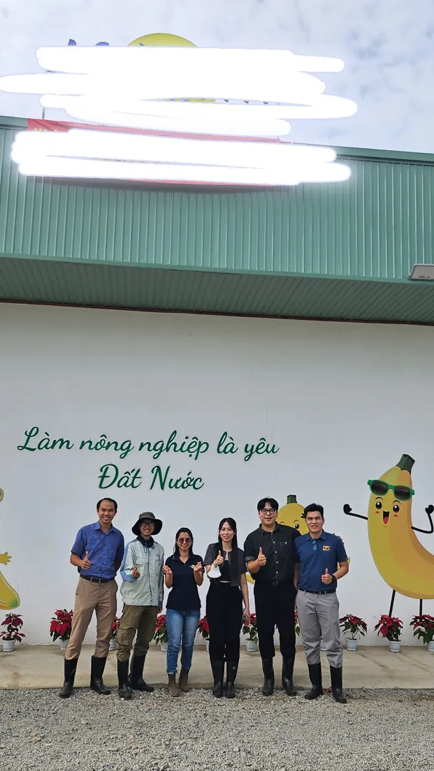 지난 2월 26일에 빈즈응에 위치한 바나나 공장에 방문하였습니다. 한국에서 온ㅇㅇ회사는 생물학적/유기농 살충제 및 살균제 제품군을 통해 베트남 기업의 바나나 농장을 위한 솔루션를 제공하였습니다 🫶 

#한베통번역 #프리랜서 #살충제 #살균제 #유기농 | TrungAnh