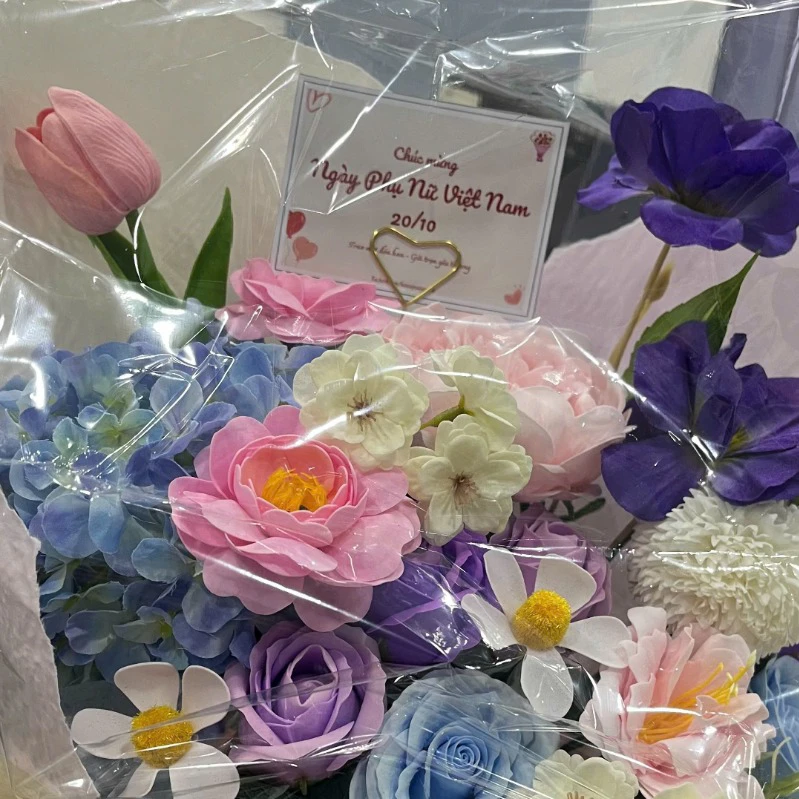Hôm nay công ty mình đã tặng hoa cho nhân viên nữ nhân dịp 20/10 🌸
Thật sự rất bất ngờ!! 🥰
Cảm ơn công ty rất nhiều, và chúc toàn thể chị em đều được nhận thật nhiều quà và niềm vui trong ngày  ... | Thu_Phan