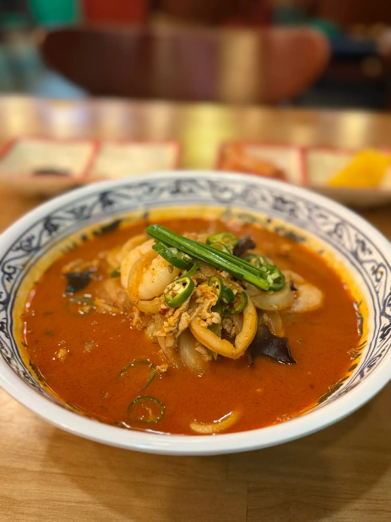 이번 주말도 도야 짬뽕! 오늘은 땀 쏙빼는 고추짬뽕으로,
어렸을땐 짜장 짬봉 이면 무조건 짜장이였던거 같은데
이제는 고민없이 짬뽕 ㅎㅎ 
매주 감사합니다 도야짬뽕! 👍👍
#도야짬뽕 #고추짬뽕 | 사이공도미닉