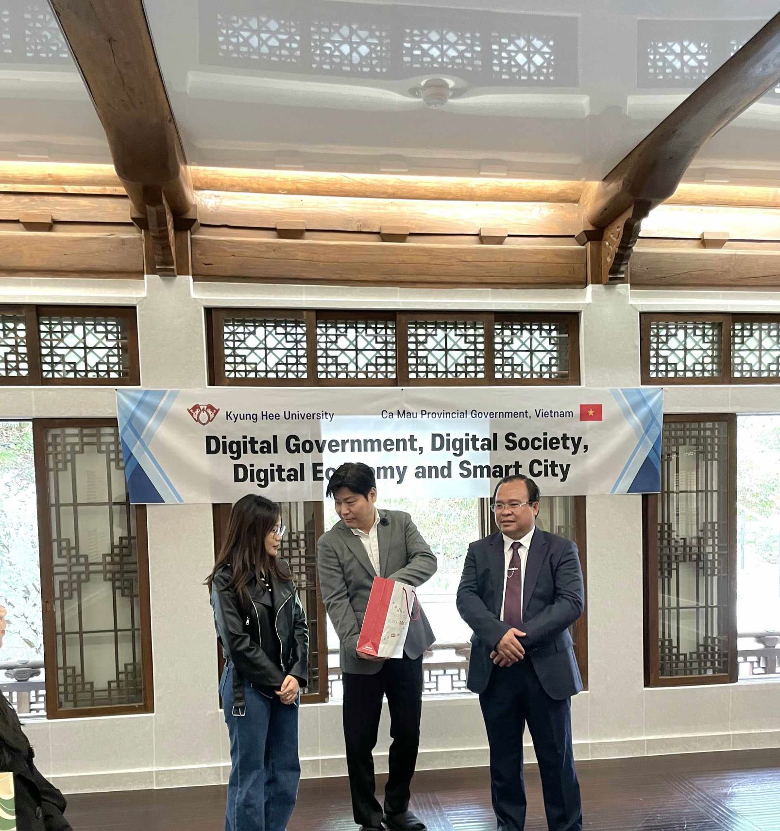 단순히"로봇" 통역사가 아니라 의뢰인의 정확한 내용, 진심 감정, 긍정적 에너지, 분위기 메이커하는 한-베통역사 정다영입니다. 의뢰인의 성공은 곧 통역사의 성공으로 최선 다합니다 - 9