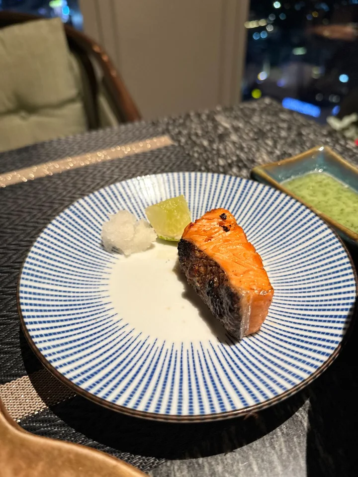 Towa - Japanese Cuisine

맛은 솔직히 평범했지만, 분위기로 모든 걸 커버한 Towa.
뷔페 메뉴라서 뭐 먹을지 고민할 필요도 없이 막 시킬 수 있어서 마음 편했습니다. 

앉고 보니 창가 자리는 전부 여성분들.
맞은편 남성분들은 전부 사진기사 모드 😂😂

데이트 장소로 오신다면, 센스 있게 창가 자리는 여성분께 양보하는 걸  ... | HyunSoo