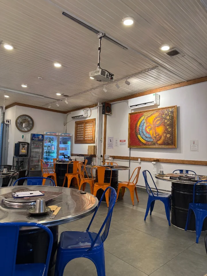 푸미흥 튼튼장어

평소엔 길 건너 정숯불장어를 갔는데,
요즘은 그 거리도 괜히 멀게 느껴져서 이번에는 튼튼장어로 가봤습니다.

장어 때깔 좋고 맛 괜찮았고, 직원분들이 알아서 구워줘서 편하게 먹었습니다.
가게도 깔끔해서 지인들이랑 장어 한 점에 한 잔하기 좋습니다.

생각날 때 한 번쯤 들를 만한 곳이에요.

#호치민장어 #호치민민물장어 #튼튼장어 | NomadT