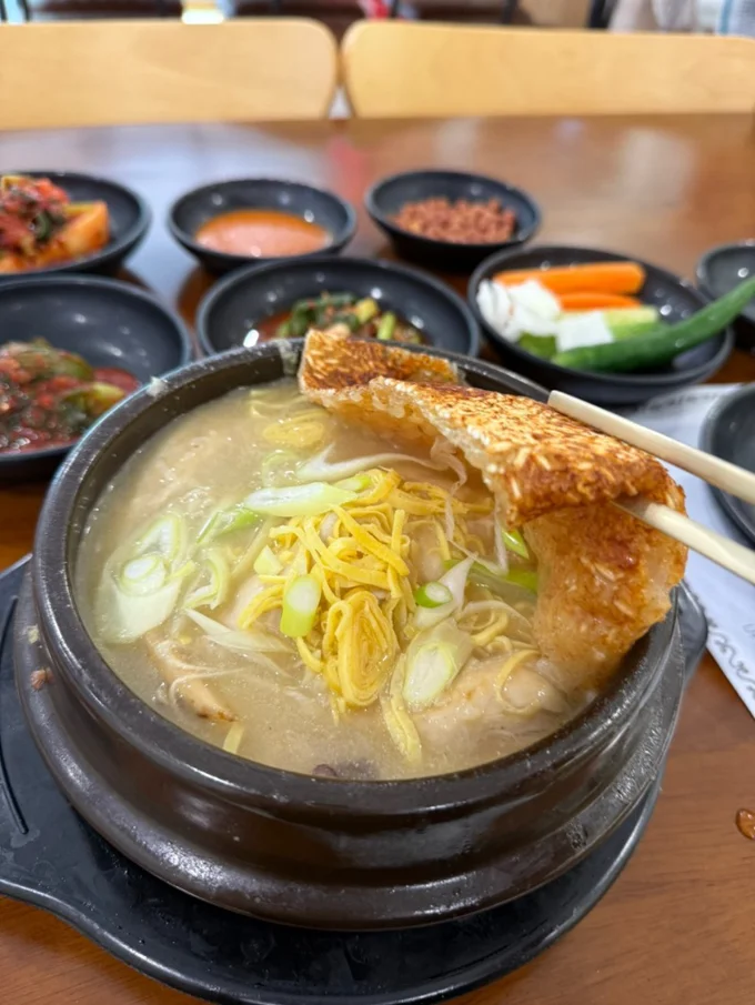 Phở 도 좋지만 오늘은 특별히 삼계탕!

아무리 1년 내내 여름 같은 호치민이라도,
복날은 챙겨줘야 제맛이죠.

2군에 새로 오픈했다는 "도도한 삼계탕"
알고 보니 이미 푸미흥에도 있더라구요.

누룽지 삼계탕으로 선택!
걸쭉한 맛이 꽤 좋았는데, 누룽지 덕에 국물이 조금 줄어든 건 살짝 아쉬움.
국물 많이 즐기는 분들은 일반 삼계탕도 괜찮을 것  ... | PhoPPA