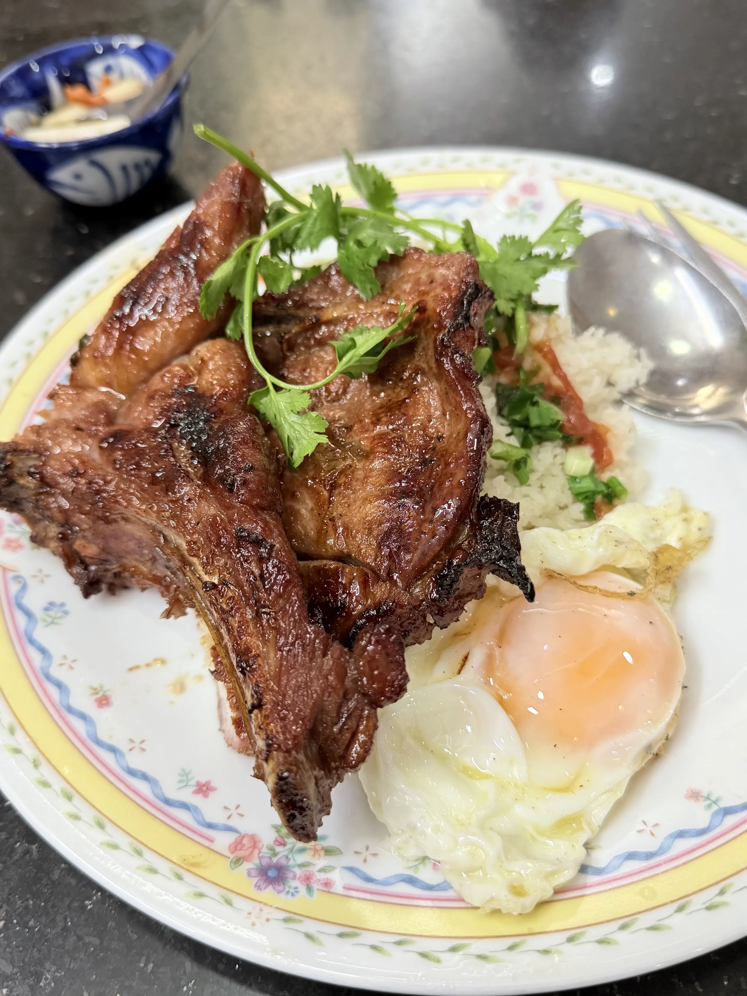 껌 땀 맛집으로 워낙 유명한 응우엔 반 꾸.
평이 은근 갈려서 미뤄두다가, 
오늘은 오랜만에 돼지갈비가 생각나서 점심 겸 다녀왔습니다.

입구에서부터 바로 느껴지는 불향 + 비주얼 조합이 먼저 시선을 확 끌고,
맛은 확실히 일반 로컬 집보다는 한국 사람 입맛에 딱 맞게 양념이 잘 베어 있는 스타일

다만 리뷰처럼 가격대는 살짝 높은 편.
계란 추가 ... | 사이공도미닉