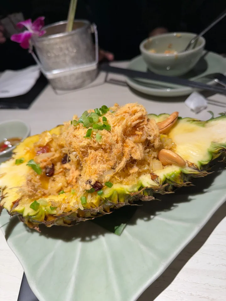 Som Tum Thai - Estella
오랜만에 태국 여행 땡기게 하는 타이식당 🇹🇭

예전엔 가끔 찾아 먹던 타이 음식이, 동남아 살다 보니 오히려 관심 밖이었는데…
여기 덕분에 오랜만에 맛있게 점심 즐겼네요 😋😋 

호치민에서 팟타이 생각날 때 딱 좋은 곳!

#SomTumThai #호치민타이식당 #호치민팟타이맛집 | HyunSoo